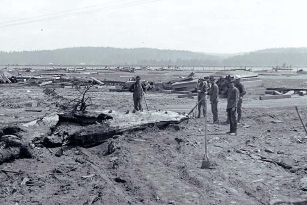 Historical photo of laborers with shovels working in the muddy tide flats of Grays Harbor during the construction of Ocosta-by-the-Sea.
Courtesy of Polson Museum in Hoquiam,