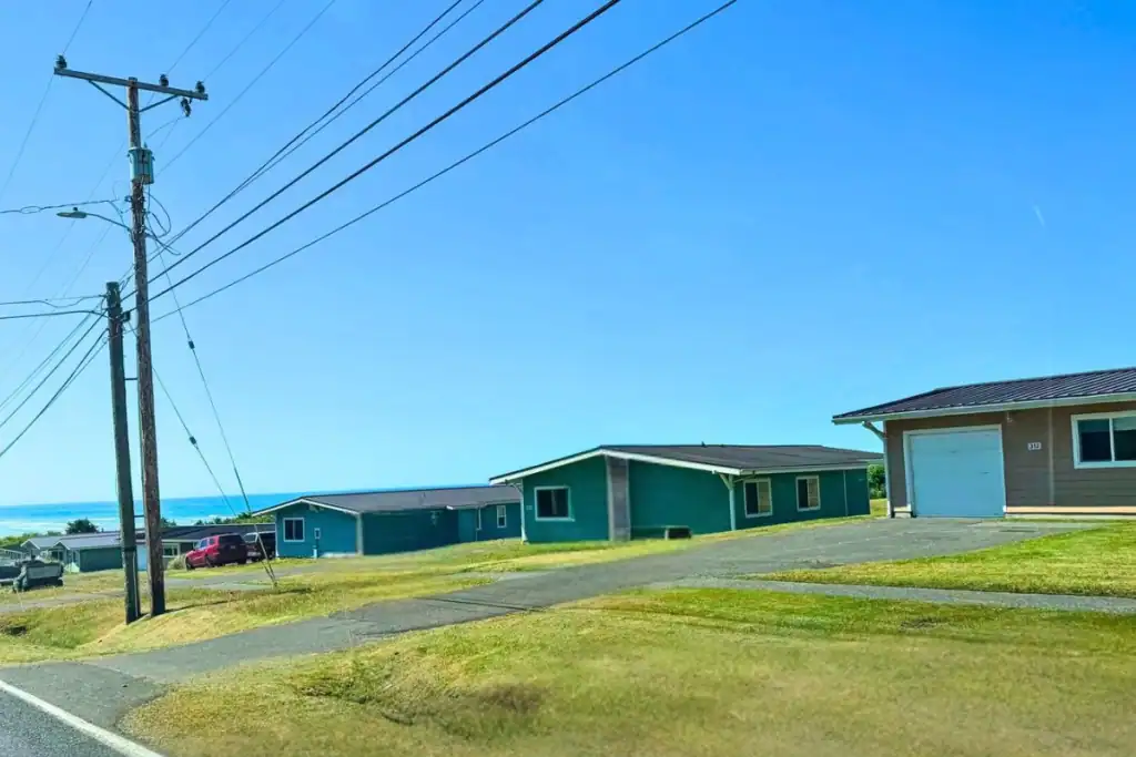 Navy Getaways vacation cottages on the bluff overlooking the ocean in Pacific Beach, Washington